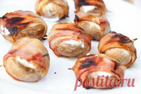 Шампиньоны в беконе на гриле
Оригинальный рецепт вкуснейших грибов шампиньонов, фаршированных сливочным сыром, завернутых в бекон и обжаренных на гриле.