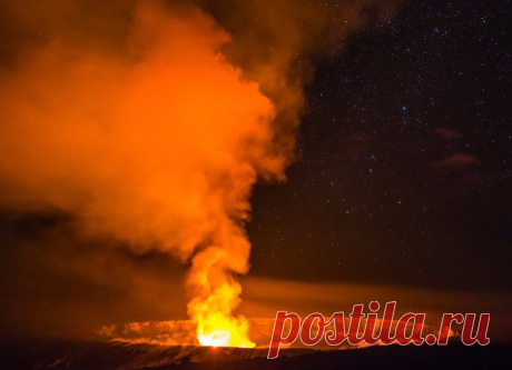 Фотографы снимали вулкан и его окрестности на протяжении 12 часов, после чего смонтировали красивый таймлапс. Среди наиболее редких кадров — извержение на фоне звездного неба.