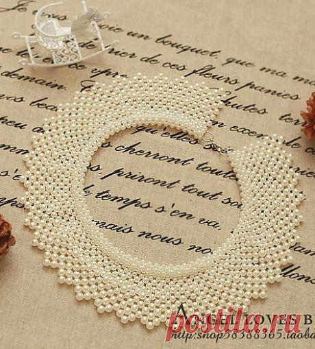 Ажурный воротничок из белого бисера