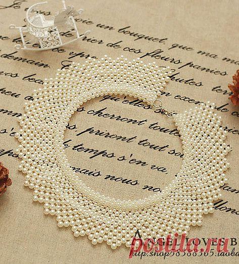 Ажурный воротничок из белого бисера