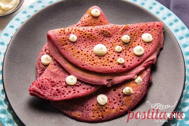 Свекольные панкейки с крем-сыром - рецепт для Масленицы Свекольные панкейки с крем-сыром – отличный вариант для того чтобы начать рабочий или выходной день. Обязательно приготовьте!