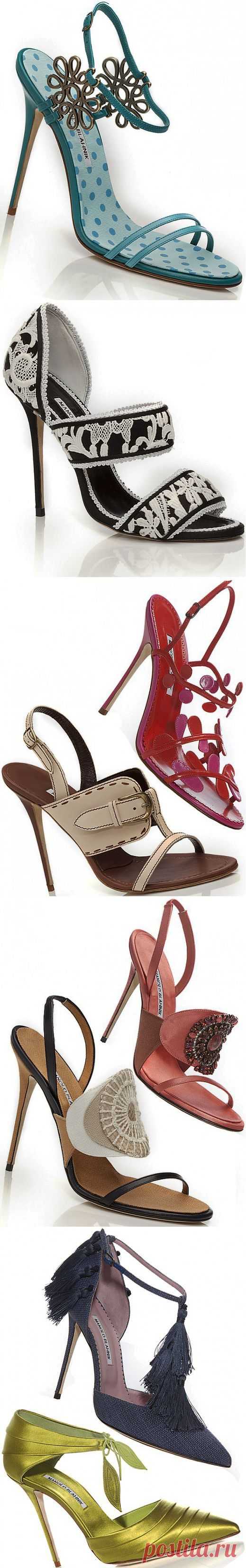 Встречайте: молодой весны гонцы — модели из новой коллекции бренда Manolo Blahnik! Маэстро Маноло Бланик особенно постарался, чтобы в этом сезоне в цвету были не только альпийские луга и вишневые сады, но и ваши ножки: свои босоножки звездный обувщик украсил веселыми ромашками и ярко-зеленой молодой листвой, а туфли раскрасил озорными неоновыми красками в духе поп-арта, одного из самых популярных модных направлений этого сезона.