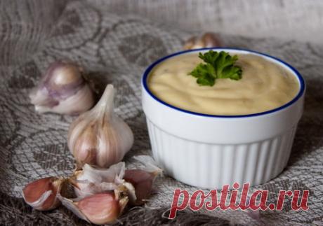 Айоли на Вкусном Блоге Соус айоли очень похож на майонез, но майонезом не является 😉 . Его главное отличие – наличие в составе чеснока – причем довольно большого количества на итоговый объем готового соуса. В классический состав айоли не входит горчица, но я встречала варианты и с ней. Этот соус замечательно подходит для заправки…