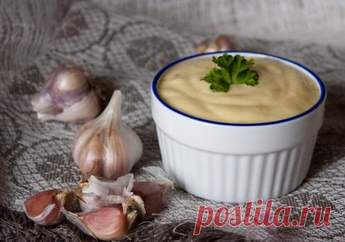 Айоли на Вкусном Блоге Соус айоли очень похож на майонез, но майонезом не является 😉 . Его главное отличие – наличие в составе чеснока – причем довольно большого количества на итоговый объем готового соуса. В классический состав айоли не входит горчица, но я встречала варианты и с ней. Этот соус замечательно подходит для заправки…