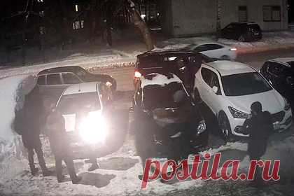 Появилось новое видео похищения жены бывшего чеченского судьи. Совершенное вооруженными людьми в гражданской одежде и в масках похищение Заремы Мусаевой, жены бывшего судьи Верховного суда Чечни Сайди Янгулбаева, сняли у подъезда ее дома в Нижнем Новгороде. На кадрах видно, что сотрудники полиции ведут Мусаеву по снегу без обуви, в чулках или колготках.