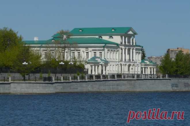 Старые здания на берегу Исети