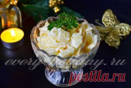 Салат с сыром и ананасами