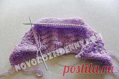Шапочка-чепчик 
1. Набираем на спицы 76 петель основного узора и 2 кромочные. Всего на спицах должно быть 78 петель. 
2. Первые 6 рядов провязываем резинкой 1х1. По желанию вы можете связать резинку и шире; связанная из 6 рядов – она будет около 2 см шириной. 
3. Теперь переходим к вывязыванию ажурной части шапочки – узор будет образовываться за счёт всего лишь одного ряда в раппорте с накидами и лицевыми петлями провязанными вместе. Для начала провязываем два ряда: лицево...