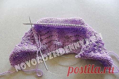 Шапочка-чепчик 
1. Набираем на спицы 76 петель основного узора и 2 кромочные. Всего на спицах должно быть 78 петель. 
2. Первые 6 рядов провязываем резинкой 1х1. По желанию вы можете связать резинку и шире; связанная из 6 рядов – она будет около 2 см шириной. 
3. Теперь переходим к вывязыванию ажурной части шапочки – узор будет образовываться за счёт всего лишь одного ряда в раппорте с накидами и лицевыми петлями провязанными вместе. Для начала провязываем два ряда: лицево...