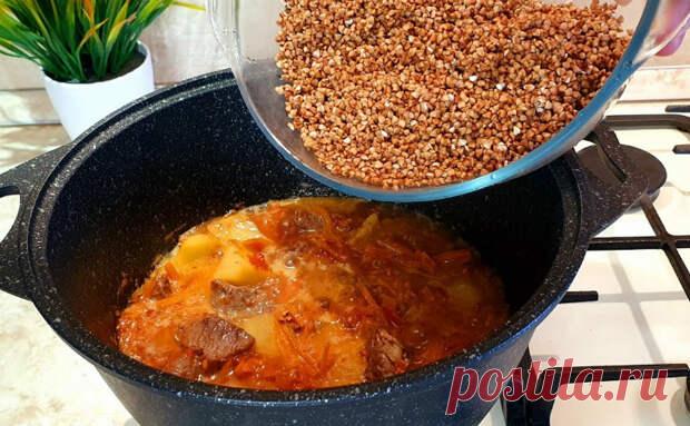 Тушим гречку как плов: добавляем овощи, лук и мясо - Steak Lovers - медиаплатформа МирТесен Гречневая крупа может стать отличной альтернативой рису в плове. И тушить мы будем гречку почти так же, как и плов, а в процессе добавим к блюду овощи, лук, мясо и томатную пасту. На 500 граммов гречневой крупы нам понадобится 300 граммов мяса (берите по своему вкусу), 2 моркови, одна луковица,