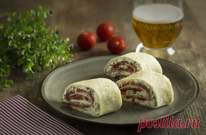Роллы из тортильи с помидорами и брынзой - рецепт закуски из лепешки тортильяс с фото | ne-dieta Предлагаю вам рецепт вкусной и очень простой закуски из лепешки тортильяс. Лепешка начиняется спелыми помидорами и пастой из пикантной брынзы и подается в виде маленьких аппетитных роллов.