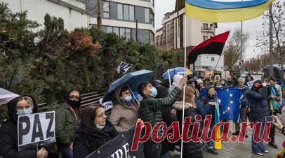 «В России этого не простят»: как русскоязычные эмигранты в Испании спонсируют ВСУ при поддержке Ходорковского. Испанская некоммерческая организация русскоязычных эмигрантов La Asociación de Rusos Libres (LARL) собирает деньги для «русских батальонов» в составе Вооружённых сил Украины. За 2023 год в помощь Киеву на поле боя им перевели не менее €29 тыс., подсчитал RT. На эти деньги куплены дроны, оптические прицелы, экипировка и медицинские расходники. Организацию поддерживает основатель…