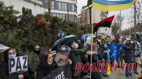 «В России этого не простят»: как русскоязычные эмигранты в Испании спонсируют ВСУ при поддержке Ходорковского. Испанская некоммерческая организация русскоязычных эмигрантов La Asociación de Rusos Libres (LARL) собирает деньги для «русских батальонов» в составе Вооружённых сил Украины. За 2023 год в помощь Киеву на поле боя им перевели не менее €29 тыс., подсчитал RT. На эти деньги куплены дроны, оптические прицелы, экипировка и медицинские расходники. Организацию поддерживает основатель…