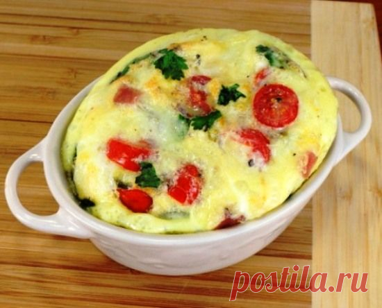 Омлет в духовке с беконом и помидорами.