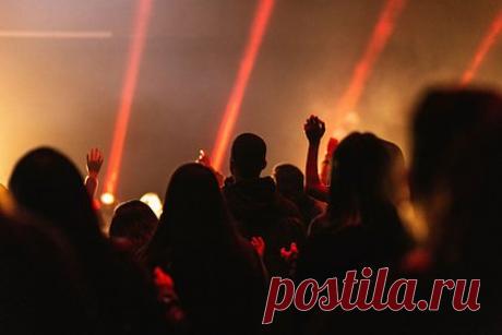 Стало известно о первой с декабря вечеринке в бывшем клубе «Мутабор». В бывшем клубе «Мутабор», где в декабре 2023 года прошла «голая вечеринка» Анастасии Ивлеевой, прошла первая вечеринка. Клуб изменил название на ARMA, пишет Shot в Telegram-канале. По его данным, вечеринка была приурочена к к 9-летию музыкального лейбла System, на нее пришли около 1000 человек.