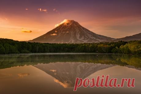 Вулкан Корякская сопка в красках заходящего солнца отражается в воде Безымянного озера, Камчатка. Автор фото – Оксана Орлова: