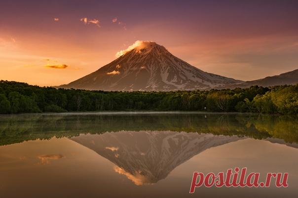 Вулкан Корякская сопка в красках заходящего солнца отражается в воде Безымянного озера, Камчатка. Автор фото – Оксана Орлова: