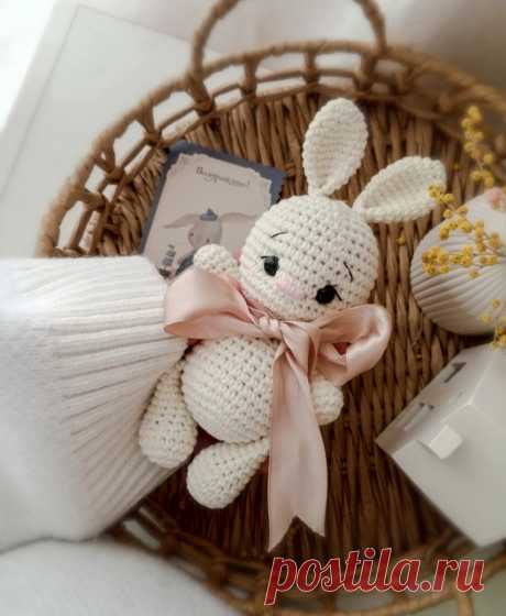 PDF Зайка Кнопа крючком. FREE crochet pattern; Аmigurumi toy patterns. Амигуруми схемы и описания на русском. Вязаные игрушки и поделки своими руками #amimore - зайка из обычной пряжи, заяц, зайчик в платье, кролик, зайчонок, крольчонок.