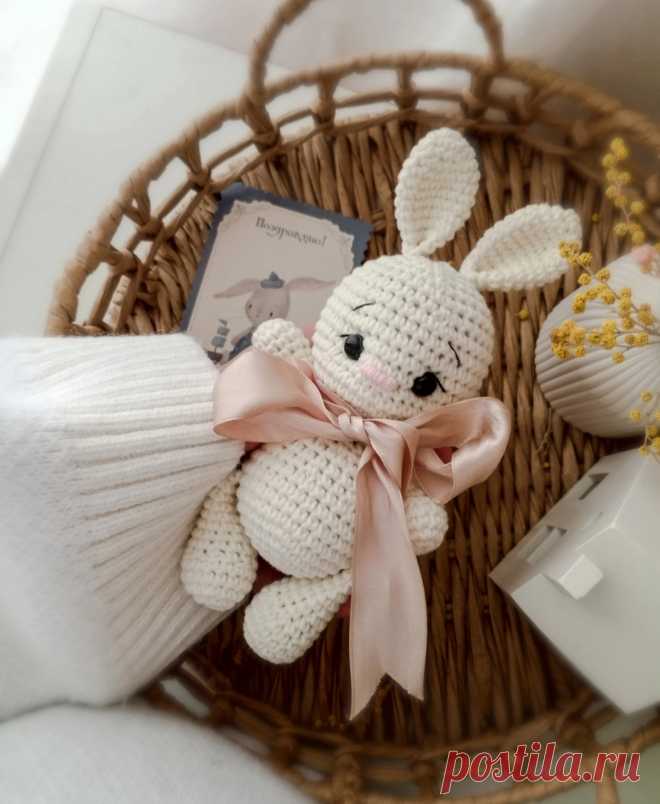 PDF Зайка Кнопа крючком. FREE crochet pattern; Аmigurumi toy patterns. Амигуруми схемы и описания на русском. Вязаные игрушки и поделки своими руками #amimore - зайка из обычной пряжи, заяц, зайчик в платье, кролик, зайчонок, крольчонок.