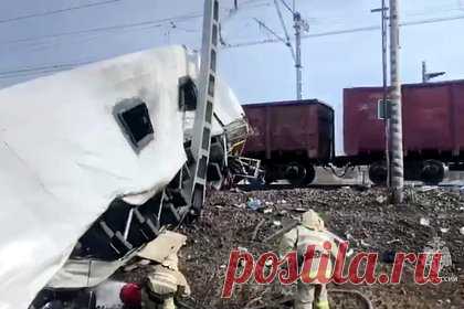 Мастера участка пути в Ярославской области арестовали за ДТП поезда и автобуса. В Ярославской области суд арестовал мастера участка железнодорожного пути из-за ДТП на переезде с участием автобуса и поезда. Суд удовлетворил ходатайство следствия о заключении подозреваемого по делу о халатности под стражу и отправил его в СИЗО на два месяца. В СИЗО оказался и монтер пути.