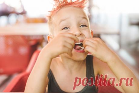 Как укрепить зубы с помощью правильного питания Как укрепить зубы, если у вас плохая эмаль? Обсуждаем хитрости и нюансы питания, которые помогут сохранить зубы на всю жизнь.