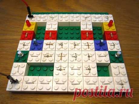 Электронный конструктор из LEGO Приветствую, радиолюбители-самоделкины! Сейчас электроника как хобби не имеет такой популярности, как в конце прошлого века. Для того, чтобы возразить интересное и полезное увлечение должны быть соответствующие игрушки, предназначенные для детей раннего возраста. В советском союзе были специальные