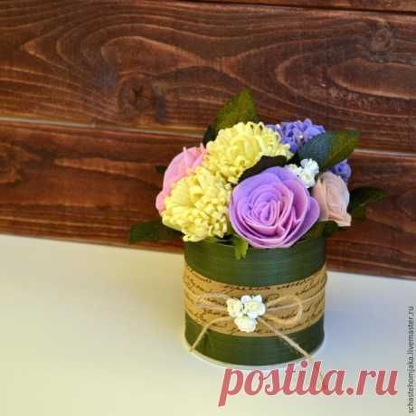 Создаем очаровательный букет цветов из фетра Со слов автора. В этом мастер-классе я хочу показать и рассказать, как создать букет цветов из фетра.
Вот что у нас должно получиться в результате работы:
В этом букетике 3 вида цветов: хризантемы, ро...