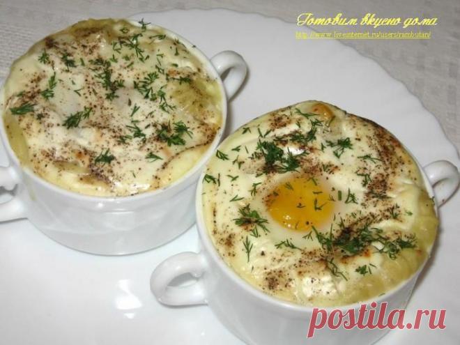 (+1) - Яйца Пермантье | ВКУСНО ПОЕДИМ!Из картофеля, молока и масла приготовить обычное пюре, но не жидкое. Я, кстати, воспользовалась оставшимся от ужина пюре.
Пюре выложить в формочки, но так, чтобы было посередине углубление.
В это углубление аккуратно разбить яйцо, не повредив желток.
Сверху залить сметаной. Посолить и поперчить. Поставить в духовку, разогреть ее до 200 градусов и запекать