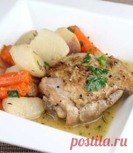 КУРИЦА В СМЕТАНЕ В МУЛЬТИВАРКЕ!
ИНГРЕДИЕНТЫ:
Мясо птицы (курица) – 1 кг
Сметана – 150 г
Лук репчатый – 1 большая луковица
Чеснок – 5 зубчиков
Соль – по вкусу
Перец – по вкусу
ПРИГОТОВЛЕНИЕ:
Включаем мультиварку на режим «Выпечка» и наливаем растительное масло, чтобы оно прогрелось. Пока масло нагревается, шинкуем полукольцами лук и добавляем в разогретую кастрюлю мультиварки, где обжариваем на том же режиме «Выпечка».
Теперь приготовим мясо курицы. Можно готовить филе, можно использовать и
