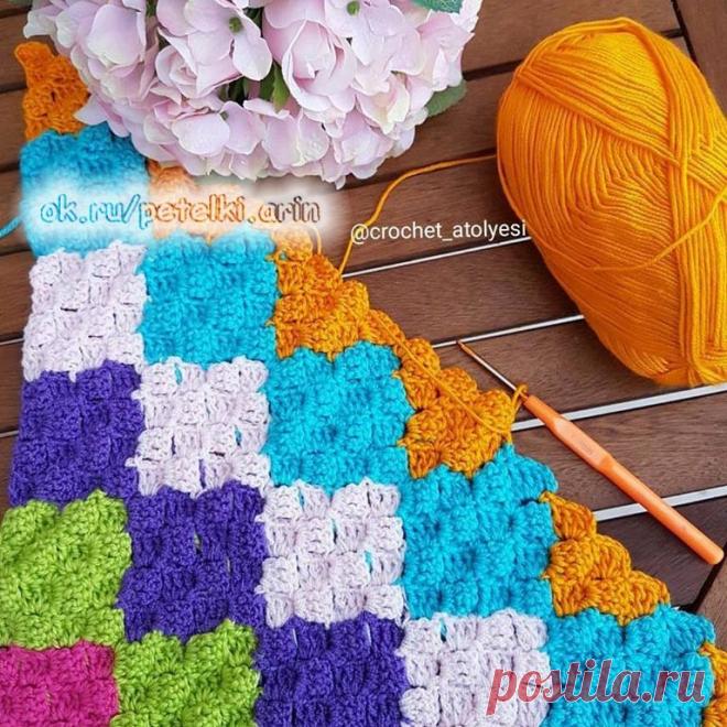 Узор косая плетенка очень интересно смотрится в разноцветном исполнении. Смотрите сами! И схемка прилагается!