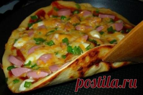 Пицца на сковороде за 10 минут
Ингредиенты:
4 ст.л. сметаны
4 ст.л. майонеза
2 яйца
9 ст.л. муки (без горки, в ущерб)
сыр
Приготовление:
Тесто получается жидкое, как сметана, его вылить на сковороду смазаную маслом и уже сверху положить любую начинку (томат, колбаса, солёные огурчики, оливки, помидоры и др.)
Залить майонезом, и сверху толстый слой сыра.
Очень рекомендую тооолстый слой сыра.
Ставим сковороду на плиту, буквально на несколько минут, огонь большой не делайте
Сковороду сразу накры