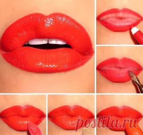 ЕСЛИ ТЫ — БРЮНЕТКА С ОЛИВКОВОЙ КОЖЕЙ
Тебе ошибиться с оттенком помады сложнее всего: подойдет почти любой! Но наиболее эффектно смотреться будут темные тона, ведь кроме тебя их просто некому носить. Выбирай свекольный, бордовый, темно-вишневый и отдай предпочтение матовым, бархатистым текстурам. Взгляни на Рианну: она всегда грамотно подбирает себе оттенок помады.