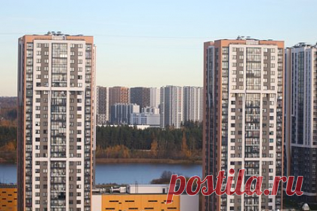 Стало известно о нехватке покупателей новостроек в России. Стало известно о нехватке покупателей новостроек в России. Участники рынка первичной недвижимости не могут повышать цены на застройки из-за угнетения потребительской активности и общей неопределенности. Несмотря на это, прямого снижения удается избегать с помощью объявлений об акциях и скидках.