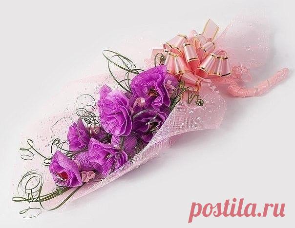 Букет из конфет и гофрированной бумаги Букет из конфет и гофрированной бумагиЭто сложный букет для изготовления детьми среднего и старшего возраста для оттчки своих умений и навыков по работе с бумагой.