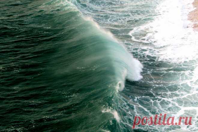 nazaré north beach wave pov: lighthouse