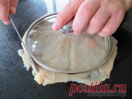 Впервые делюсь этим рецептом! Куриная грудка, которая всех удивит / Рецепты Другой Кухни Все кто первый раз пробовал эту мясную закуску, не могли понять, как в грудку добавили начинку. Все получается очень нежно, сочно и готовить можно в духовке или на сковороде! Смотрите и повторяйте на ...