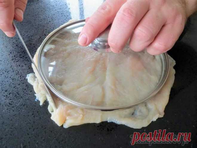 Впервые делюсь этим рецептом! Куриная грудка, которая всех удивит / Рецепты Другой Кухни Все кто первый раз пробовал эту мясную закуску, не могли понять, как в грудку добавили начинку. Все получается очень нежно, сочно и готовить можно в духовке или на сковороде! Смотрите и повторяйте на ...