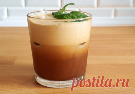 В копилку летних коктейлей на основе кофе: iced coffee с мармеладом и мятой Почти как корейский дальгона-кофе, только лучше. Красивый, охлаждающий, вкусный и очень простой в исполнении. Натуральный кофе подарит вам бодрость, а мармелад и мята – свежесть и легкость даже в самый жаркий полдень.