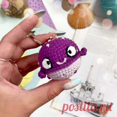 PDF Рыба Фугу крючком. FREE crochet pattern; Аmigurumi toy patterns. Амигуруми схемы и описания на русском. Вязаные игрушки и поделки своими руками #amimore - брелок в виде рыбы, маленькая рыбка фугу.
