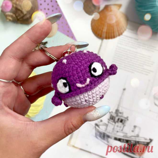 PDF Рыба Фугу крючком. FREE crochet pattern; Аmigurumi toy patterns. Амигуруми схемы и описания на русском. Вязаные игрушки и поделки своими руками #amimore - брелок в виде рыбы, маленькая рыбка фугу.