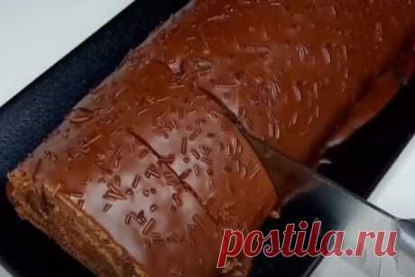 Праздничный шоколадный рулет. Быстро и просто - КУХНИ МИРА 
 Предлагаю рецепт бесподобного десерта, который вкуснее любого шоколадного  торта. Невероятно вкусный праздничный шоколадный рулет, который быстро и просто готовится. Ингредиенты: Для бисквита: Сахар — 80 граммов Яйца куриные — 4 штуки Вода питьевая — 4 столовых ложки Соль — 1 щепотка Мука пшеничная — 70 граммов Разрыхлитель для теста — 1 чайная ложечка Ванильный […]