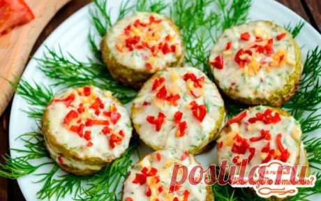 Жареные кабачки с чесночным соусом и красным перцем  
Отличная закуска выглядит симпатично, удачно впишется в ваш обед, ужин или праздничное меню.
 Ингредиенты:
Молодые кабачки 2 шт.;
Мука 2 ст. ложки;
Растительное масло для обжаривания;
Соль по вкусу;
Чеснок 1 + 2 зубчика;
Майонез 4 ст. ложки;
Укроп несколько веточек;
Болгарский перец 0,5 шт. или острый красный перец 1 шт.