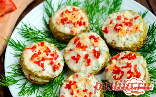 Жареные кабачки с чесночным соусом и красным перцем  
Отличная закуска выглядит симпатично, удачно впишется в ваш обед, ужин или праздничное меню.
 Ингредиенты:
Молодые кабачки 2 шт.;
Мука 2 ст. ложки;
Растительное масло для обжаривания;
Соль по вкусу;
Чеснок 1 + 2 зубчика;
Майонез 4 ст. ложки;
Укроп несколько веточек;
Болгарский перец 0,5 шт. или острый красный перец 1 шт.