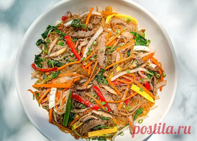 Лапша с грибами, мясом и овощами