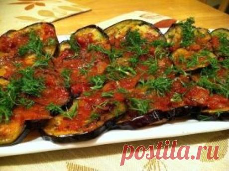 ТОП-8 САМЫХ БОМБОВЫХ ВКУСНЕЙШИХ РЕЦЕПТОВ ИЗ БАКЛАЖАН! 
1. Рецепт - закуска из баклажан по-армянски 
Для армянского угощения баклажаны (7кг) нарезают со-ломкой, солят и кладут под гнет на ночь. На утро подготов-ленные баклажаны поджаривают по частям на сковороде (как картошку), смешивают с отдельно поджаренным репчатым луком (2 кг), также шинкованным соломкой, заправляют измельченным чесноком (100 г), солью, готовой смесью хмели-сунели (по вкусу) и полчаса тушат, помешивая ...