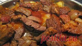 Вкусный, домашний гуляш. Восхитительное блюдо! Мясо получается очень нежное, сочное и вкусное! Забирай рецепт!