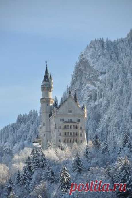 Neuschwanstein Castle: Schwangau, Bavaria, Germany by…