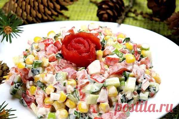 Салат "Красавица"

Салат с крабовыми палочками и кукурузой. Для этого салата нужны только готовые продукты, не нужно ничего отваривать. Все ингредиенты нарезать и готово! Этот салат — палочка-выручалочка, если гости уже на пороге.
