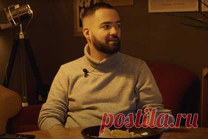 Уехавший из России комик раскрыл негативное последствие эмиграции. Популярный стендап-комик Гарик Оганисян, уехавший из России в Армению, признался, что эмиграция негативно сказалась на его карьере. «Если статистически брать, то просмотры [на YouTube] упали. Если брать финансово, то тоже меньше [стал зарабатывать]», — рассказал он в выпуске подкаста комика Алексея Шуплякова.