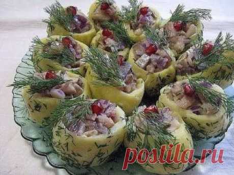 Закуска из селедки и картошки
Это блюдо которое произведет настоящий фурор на вашем праздничном столе
Ингредиенты:
картофель — 10 штук;
лук — 1 головка;
селедка — 2 штуки;
растительное масло — 100 миллилитров;
горчица — 1 столовая ложка;
лимон — 1 штука;
зелень — для украшения;
зерна граната — для украшения;
соль- по вкусу;
лавровый лист — 2 штуки.

Для начала для приготовления нашего блюда хорошо помойте картофель и поставьте вариться в мундире. Добавьте соль по вкусу и л...